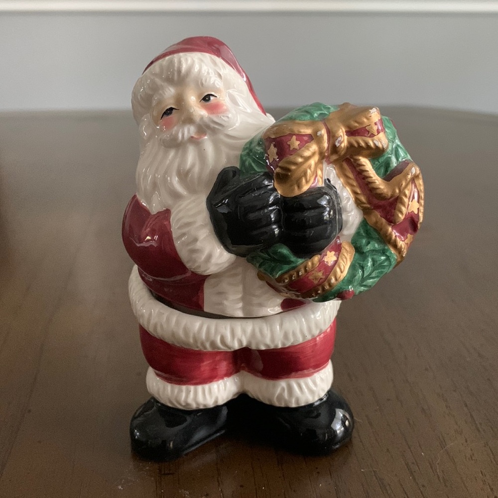 FITZ & FLOYD SANTA WITH WREATH CERAMIC SALT PEPPER SHAKER CHRISTMAS DECOR